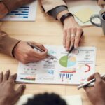 pessoas fazendo um planejamento financeiro